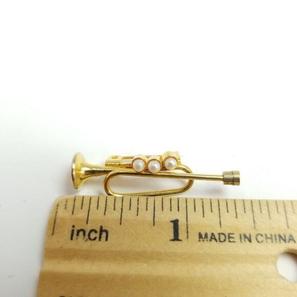 Vintage Trumpet Shape Brooch, Gold Tone Faux Pearl Lapel Pin, Instrument Music - Picture 4 of 6